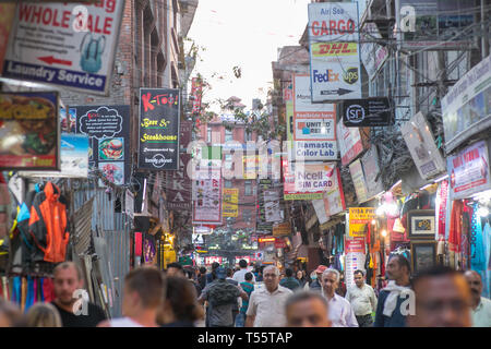 Una strada affollata nel quartiere turistico Thamel a Kathmandu in Nepal Foto Stock