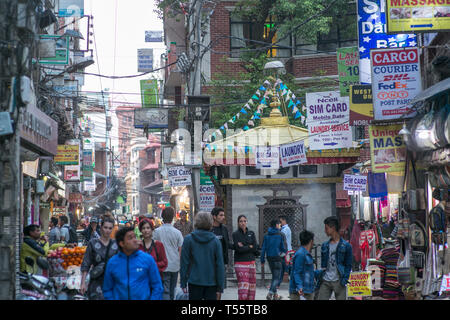 Una strada affollata accanto a un tempio nel quartiere turistico Thamel a Kathmandu in Nepal Foto Stock