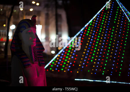 La Bielorussia, Gomel, 7 gennaio 2018. Miniatura statua egizia del faraone e la piramide di Cheope nel nuovo anno di luci Foto Stock