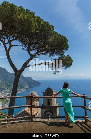 Donna appoggiata sul recinto dalla chiesa in Ravello, Italia Foto Stock