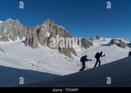 Sagome di escursionisti sulla Mer de Glace nel massiccio del Monte Bianco, Francia Foto Stock