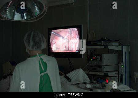 Città di Gomel in Bielorussia,.31 maggio 2017 Gomel ospedale medico.i medici in sala operatoria fare laparoscopia.Il funzionamento degli organi interni dell'uomo.Professio Foto Stock
