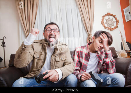 Padre e figlio la riproduzione di video gioco Foto Stock