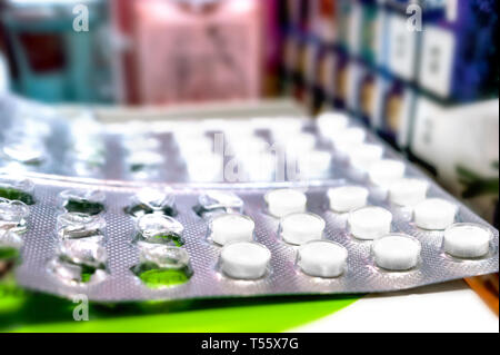 La metà utilizzati Blister di pillole di bianco su un ripiano. Foto Stock