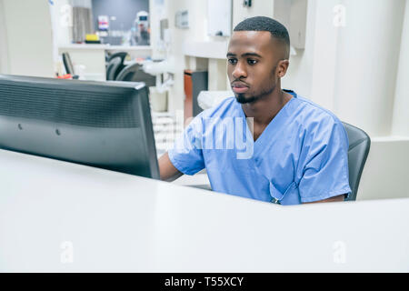 L'infermiera utilizzando computer in ospedale Foto Stock