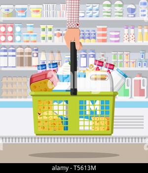 Contatore di latte in un supermercato. Agricoltore in negozio o supermercato. Prodotti lattiero-caseari impostare raccolta di cibo. Formaggio di latte yogurt burro di panna acida cottage crema f Illustrazione Vettoriale