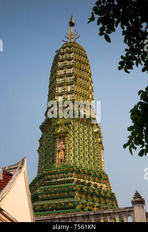 Thailandia, Bangkok, Thanon Chakkraphet, Wat Ratchaburana Ratchaworawihan verde insolito Prang guglia Foto Stock