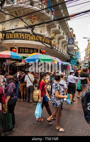 Thailandia, Bangkok Chinatown Yaowarat, Thanon Mangkon, gli amanti dello shopping attorno a Bangkok Bank, sotto Garuda segno di cresta Foto Stock