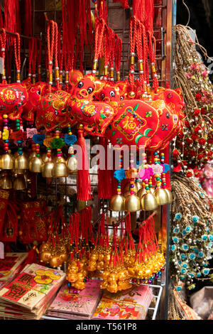 Thailandia, Bangkok Chinatown, Thanon Mangkon, Nuovo Anno Cinese lanterne e buste regalo in vendita Foto Stock