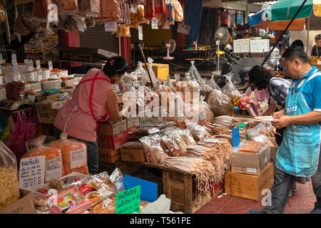 Thailandia, Bangkok Chinatown, Thanon Mangkon, cibo, calamaro asciugato e frutti di mare in stallo Foto Stock