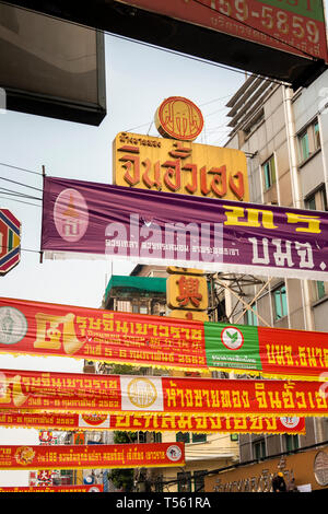 Thailandia, Bangkok Chinatown, Thanon Yaowarat, nuovo anno cinese di promozione pubblicitaria banner sopra la strada Foto Stock