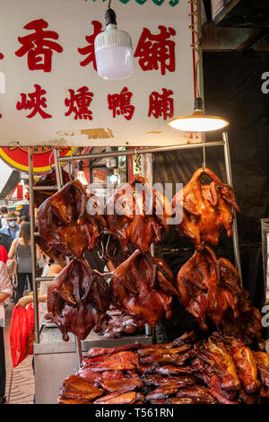 Thailandia, Bangkok Chinatown, Thanon Yaowarat, le anatre di Pechino sul display fuori del ristorante Foto Stock