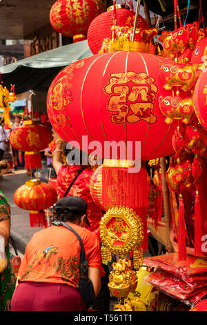 Thailandia, Bangkok Chinatown, Thanon Yaowarat, Nuovo Anno Cinese lanterne sul display per la vendita Foto Stock