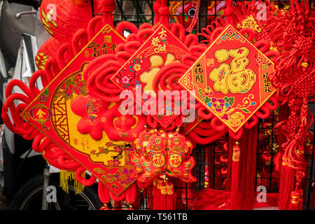 Thailandia, Bangkok Chinatown, Thanon Yaowarat, nuovo anno cinese di decorazioni su display per la vendita Foto Stock