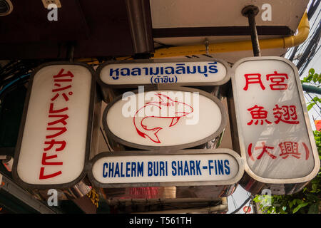 Thailandia, Bangkok Chinatown, Thanon Yaowarat, Chalerm Buri le pinne degli squali restaurant sign Foto Stock