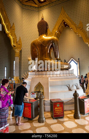 Thailandia, Bangkok, Thanon Charoen Krung, Wat Traimit, Golden Buddha Phra Phuttha Maha Suwana Patimakon, adoratori in corrispondenza della parte posteriore della statua Foto Stock