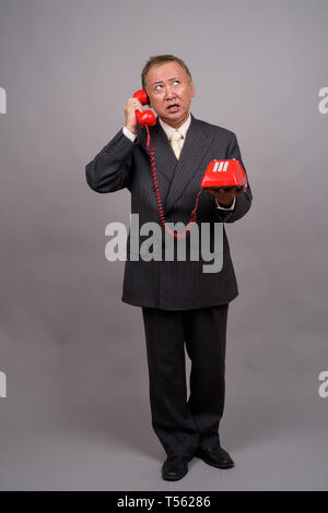 Ritratto di coppia Asian businessman contro uno sfondo grigio Foto Stock