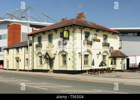 Il turf pub accanto a Wrexham football Stadium il Galles del Nord noto come Racecourse Ground. L'edificio originale fu costruito tra il 1840 e 1844 Foto Stock