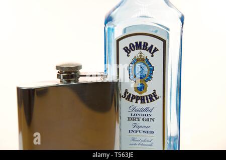 MADRID, Spagna - 21 aprile: Bombay Sapphire Bottiglia di Ginevra e il pallone di metallo su Aprile 21, 2019 a Madrid, Spagna. Foto Stock