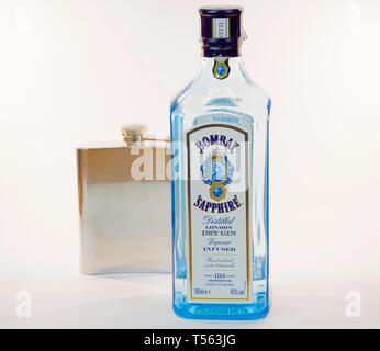 MADRID, Spagna - 21 aprile: Bombay Sapphire Bottiglia di Ginevra e il pallone di metallo su Aprile 21, 2019 a Madrid, Spagna. Foto Stock