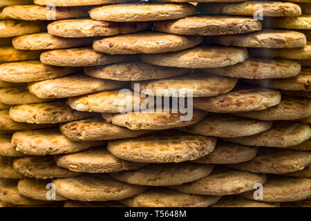 Biscotti tondi disposti in pila Foto Stock