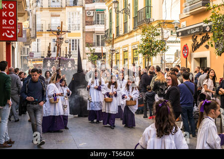 Malaga, Spagna - 26 Marzo 2018. I bambini che partecipano alla processione nella Settimana Santa in una città spagnola Foto Stock