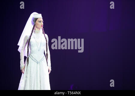 La Bielorussia, Gomel, 27 febbraio 2018. Sala da Concerto. Discorso del Georgian National Ballet Sukhishvili.Una donna georgiana in un bianco nazionale di danza in costume Foto Stock