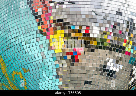 Vibranti riflessi in un modo alquanto irregolare posto piccoli specchi quadrati su una sfera di grandi dimensioni su un party Foto Stock