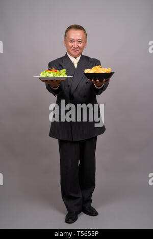 Ritratto di coppia Asian businessman contro uno sfondo grigio Foto Stock