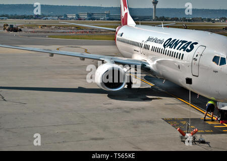 Il PERT Western Australia, 5 ottobre 2011, un uomo è il controllo della Qantas aeroplano prima del decollo dall'Aeroporto di Perth. Foto Stock