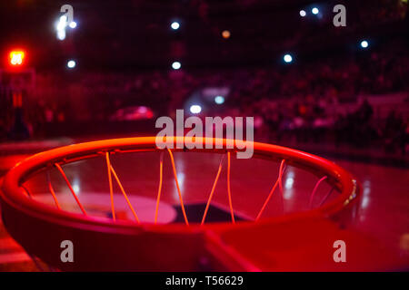 Basketball hoop in rosso le luci al neon in arena sportiva durante il gioco - Concorrenza Foto Stock