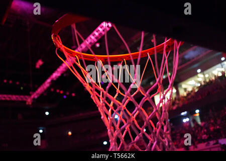 Basketball hoop in rosso le luci al neon in arena sportiva durante il gioco - Concorrenza Foto Stock