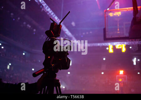 Professional fotocamera riprese gioco di basket live in arena sportiva Foto Stock