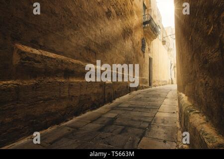 Strada stretta nel medievale nel centro storico della città di Mdina, Malta Foto Stock