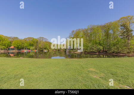 Krefeld - Vista Deuss-Temple a City Park in primavera con acqua riflessioni, Nord Reno Westpalia, Germania, Krefeld, 20.04.2019 Foto Stock