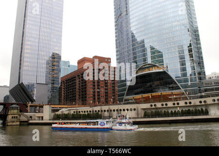 444 w Lake street (Fiume) e 150 n riverside lungo il fiume Chicago Foto Stock