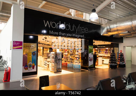 L'aeroporto di Bournemouth sala partenze mondo interiore di Duty Free shop Foto Stock