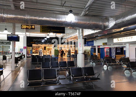 L'aeroporto di Bournemouth sala partenze con posti vuoti interni Foto Stock