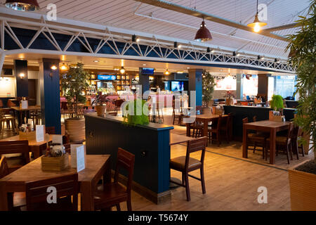 L'aeroporto di Bournemouth sala partenze interno vuoto ristorante Foto Stock