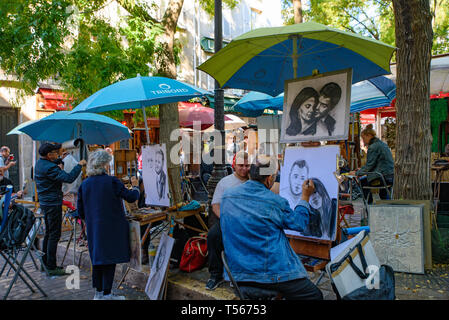 La piazza di Place du Tertre a Montmartre, famosa per gli artisti, pittori e portraitists Foto Stock