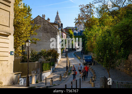 La gente che camminava per strada di Montmartre, Francia Foto Stock