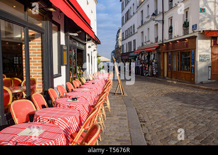 I posti a sedere esterni del ristorante presso la piazza di Place du Tertre a Montmartre, Francia Foto Stock
