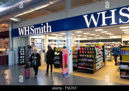 L'aeroporto di Bournemouth sala partenze interno WH Smith shop Foto Stock