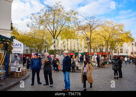 La piazza di Place du Tertre a Montmartre, famosa per gli artisti, pittori e portraitists Foto Stock