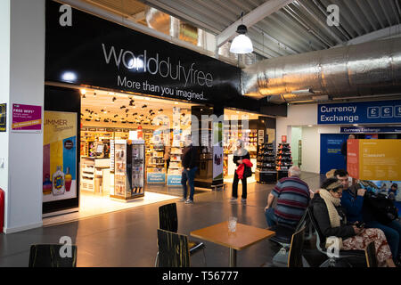 L'aeroporto di Bournemouth sala partenze mondo interiore di Duty Free shop Foto Stock