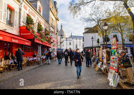 La piazza di Place du Tertre a Montmartre, famosa per gli artisti, pittori e portraitists Foto Stock