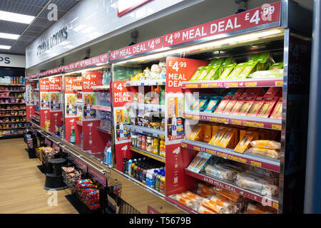 L'aeroporto di Bournemouth sala partenze interno meal deals vetrine a WH Smith Foto Stock