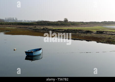 Barca a remi con la bassa marea, Hayling Island, Hampshire, Regno Unito Foto Stock