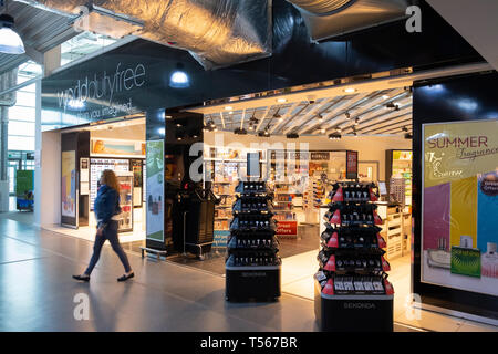 L'aeroporto di Bournemouth sala partenze mondo interiore di Duty Free shop Foto Stock