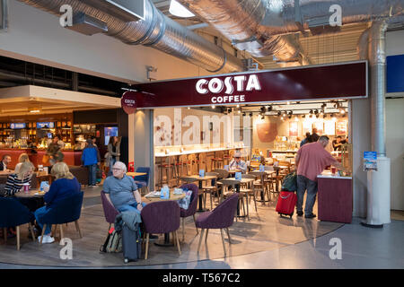 L'aeroporto di Bournemouth sala partenze interno di passeggeri a Costa Coffee shop Foto Stock